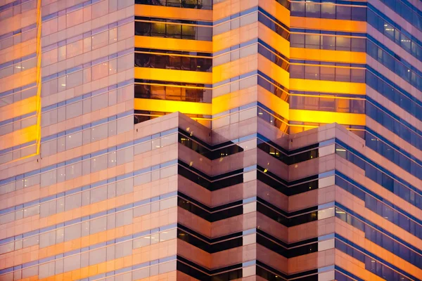 Paredes de rascacielos por la noche — Foto de Stock