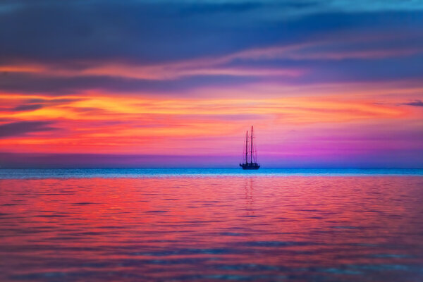 Лодка в море и закат неба
