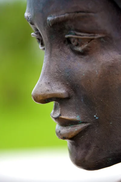 Часть лица женской статуи — стоковое фото