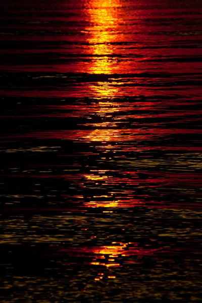 Réflexion du coucher de soleil dans l'eau — Photo
