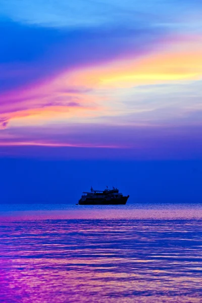 Силуэт корабля в море — стоковое фото