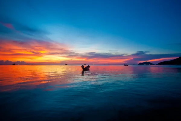 船在大海和落日的天空 — 图库照片