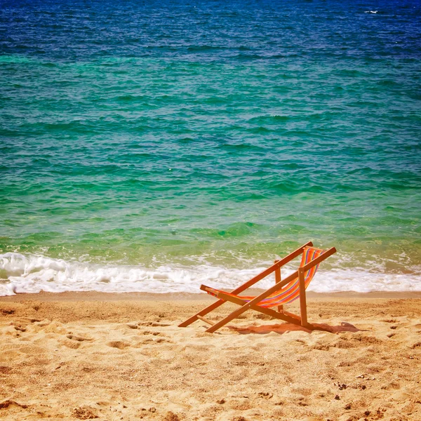 Lounge chair on the beach — Stock Photo, Image