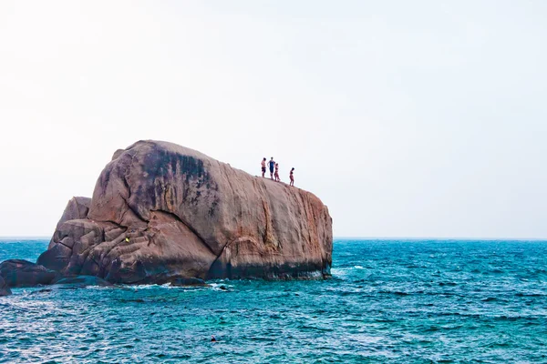 Des gens debout sur le rocher — Photo