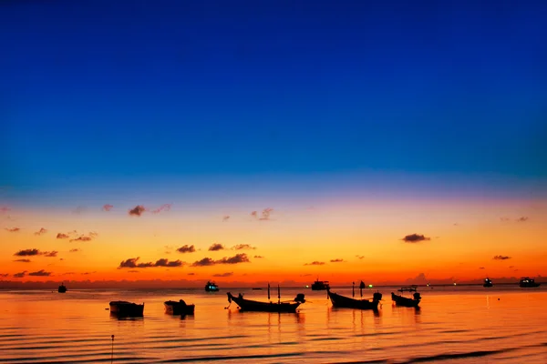 Gün batımı gökyüzünde gemilerin siluetleri — Stok fotoğraf