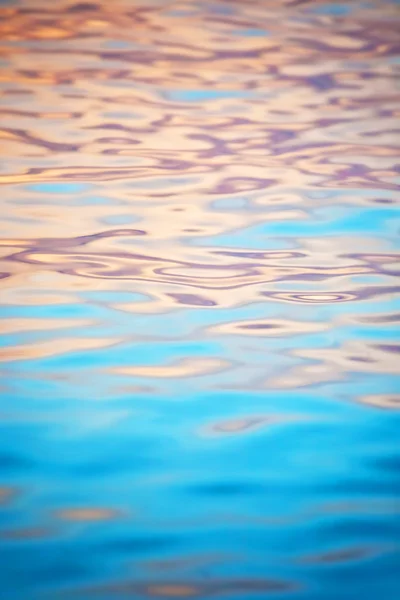 Reflexión al atardecer en el agua — Foto de Stock