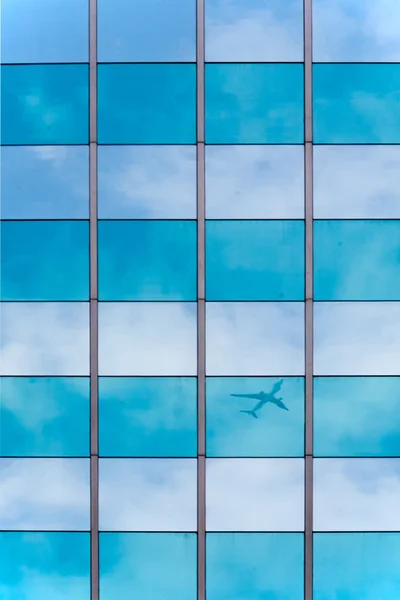 Airplane reflection in the skyscraper — Stock Photo, Image