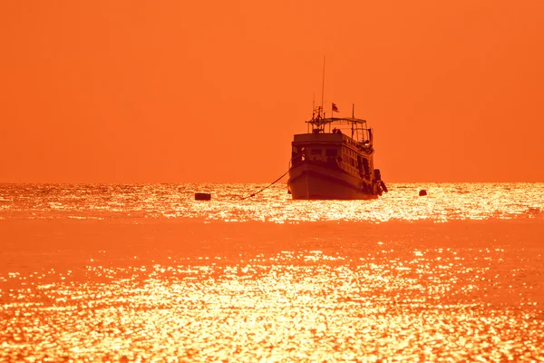 Fartyg i havet på sunset — Stockfoto