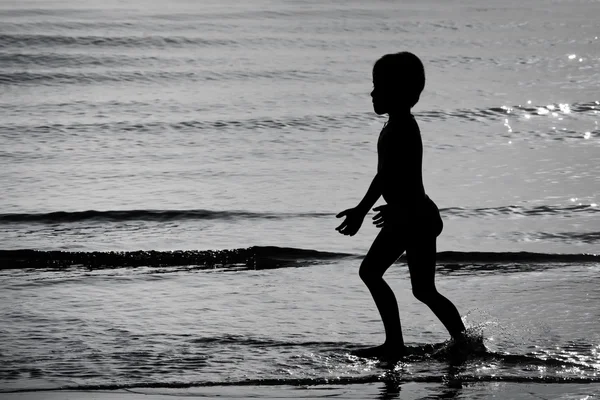 Silueta de un niño en el mar —  Fotos de Stock