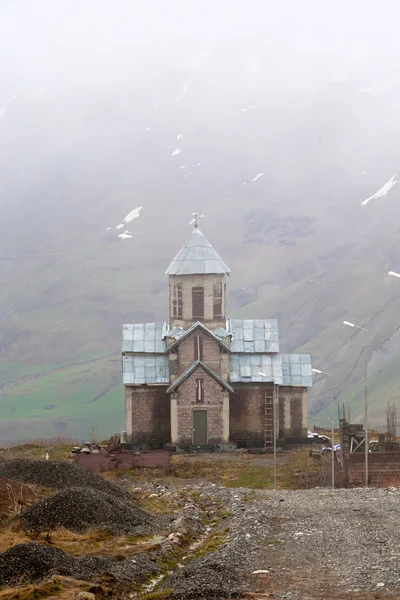 Mosteiro velho em montanhas — Fotografia de Stock