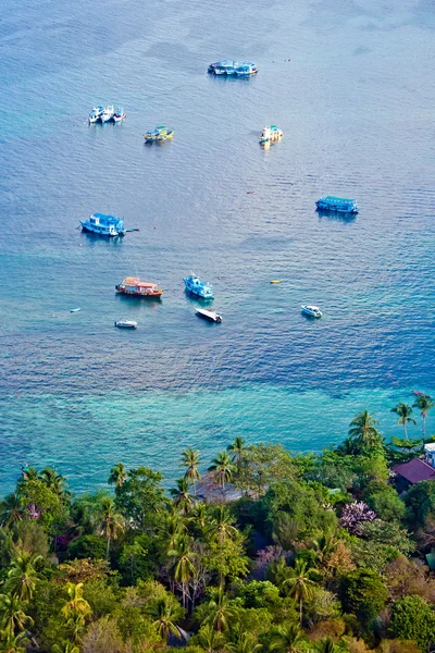 Koh Tao baai met boten — Stockfoto