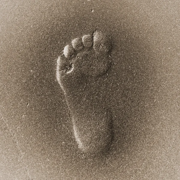 Impronta nella sabbia grigia — Foto Stock