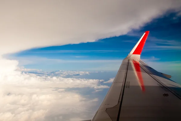 Повітряний хмарний пейзаж з літака — стокове фото