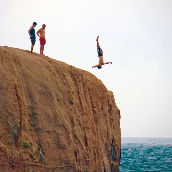 Mann springt vom Felsen — Stockfoto