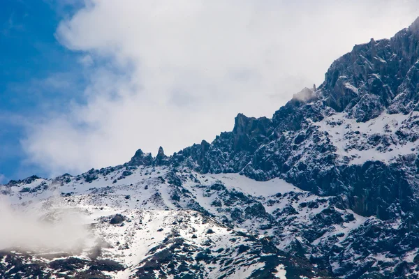 Snötäckta berg med moln — Stockfoto