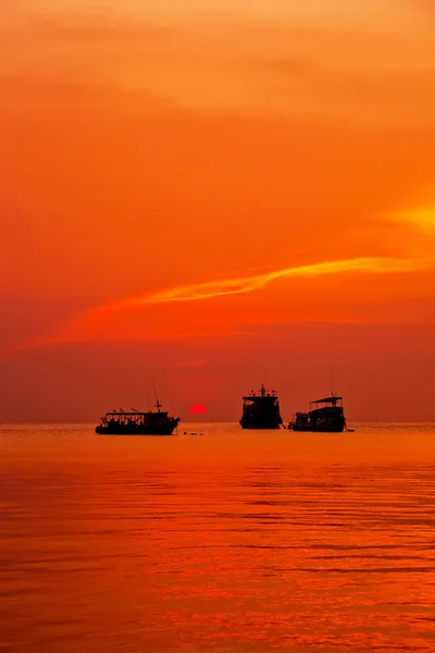 Silhouette des bateaux de pêche — Photo