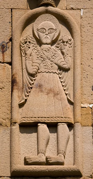 Oude bas-reliëf op een tempel muur — Stockfoto