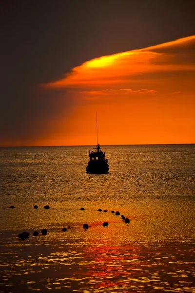Barca sullo sfondo del cielo al tramonto — Foto Stock
