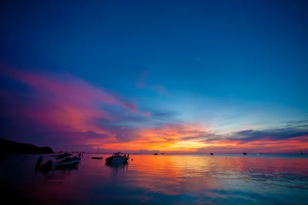 Båtar i solnedgång himlen och havet — Stockfoto
