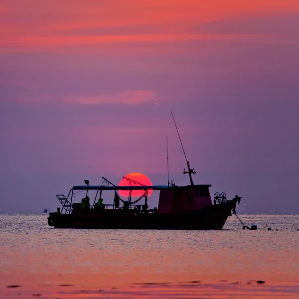 Silhouette du bateau de pêche — Photo
