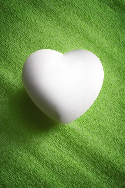 Wit van ei in een hart-vorm — Stockfoto