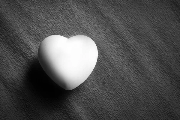 Λευκό αυγό σε σχήμα καρδιάς — Φωτογραφία Αρχείου