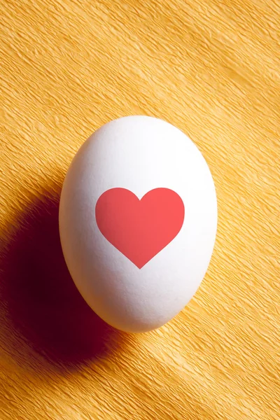 Uovo bianco con cuore rosso — Foto Stock