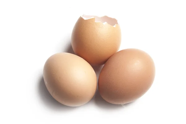 Gebroken eieren op wit — Stockfoto