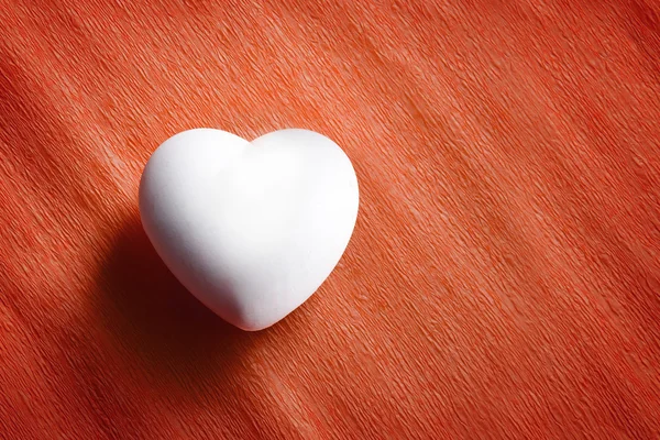 Ovo branco em forma de coração — Fotografia de Stock