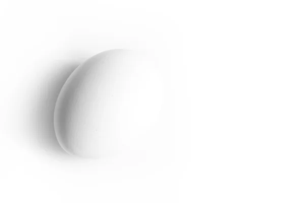 Brązowy jajko na biały — Zdjęcie stockowe