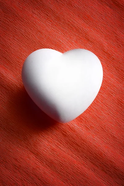 Белое яйцо в форме сердца — стоковое фото