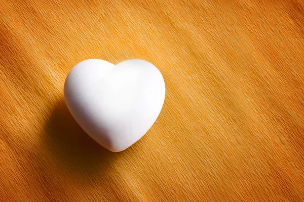 Beyaz yumurta bir kalp şeklinde — Stok fotoğraf
