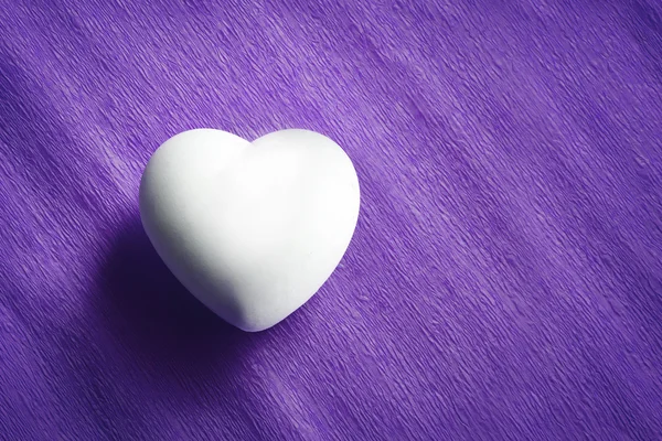 Huevo blanco en forma de corazón —  Fotos de Stock