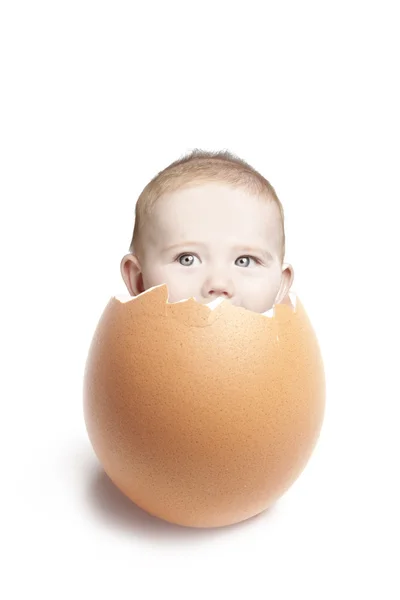 Зламане яйце на білому — стокове фото