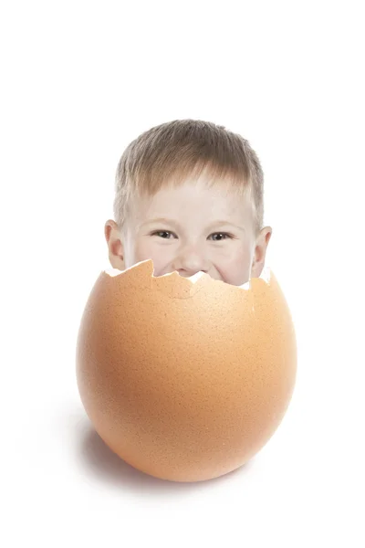 Σπασμένο αυγό στο λευκό — Φωτογραφία Αρχείου