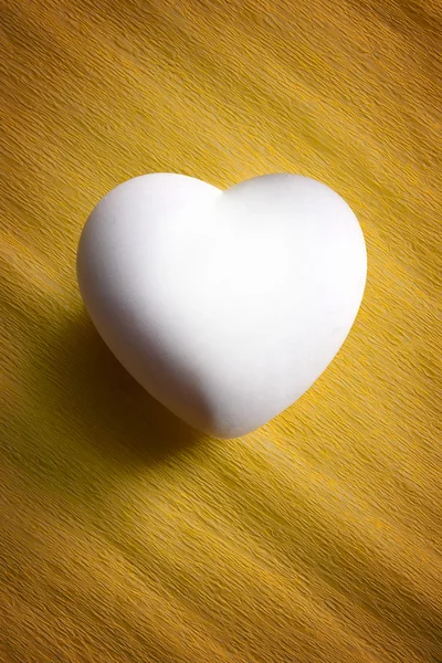 Uovo bianco a forma di cuore — Foto Stock