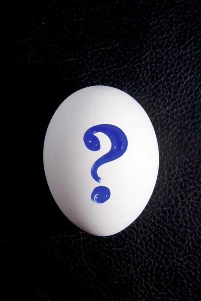 Weißes Ei auf schwarz — Stockfoto