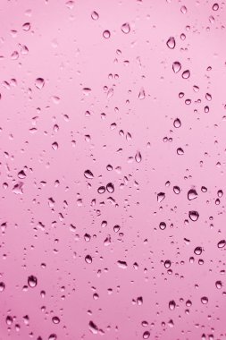 Su bardağa düşer.