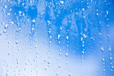 Su bardağa düşer.