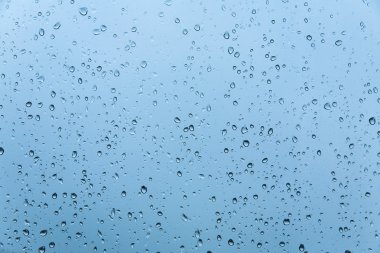 Su bardağa düşer.