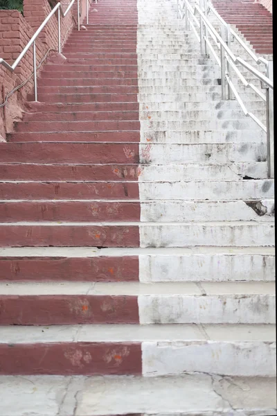 Escalier rouge et blanc . — Photo