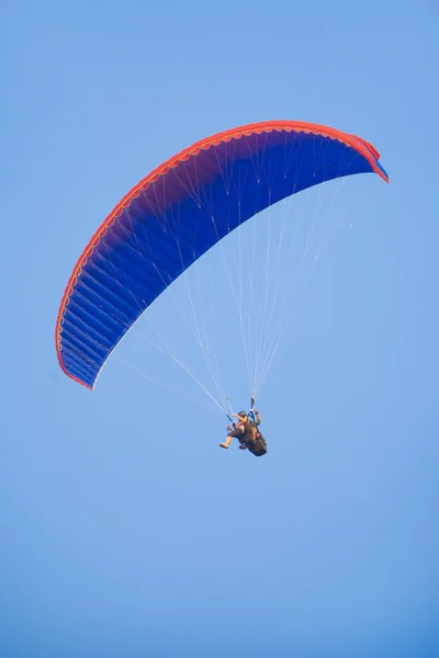 Flyga med paraglida — Stockfoto