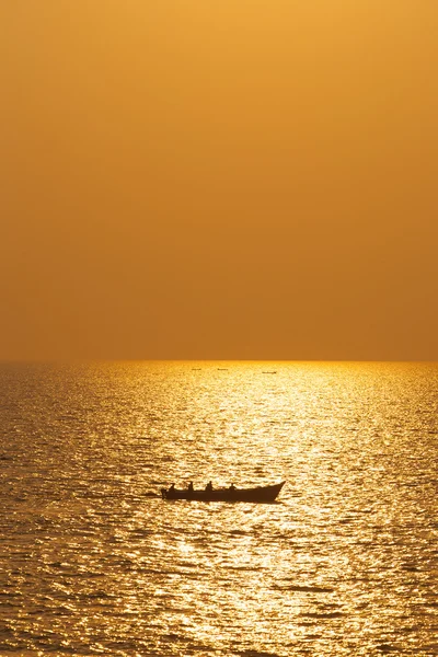 Boot und goldener Himmel — Stockfoto