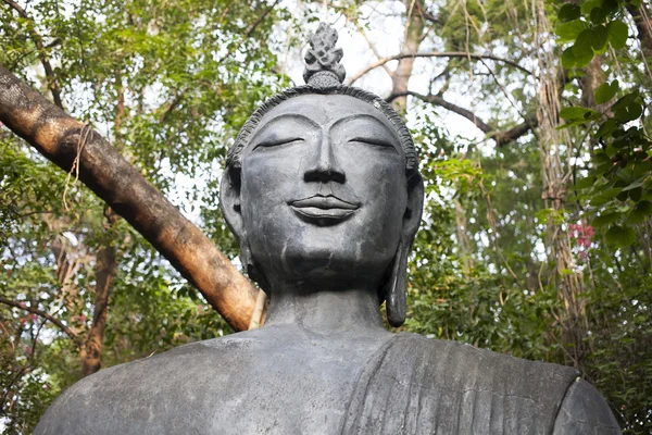 Cabeza de una estatua de Buda — Foto de Stock