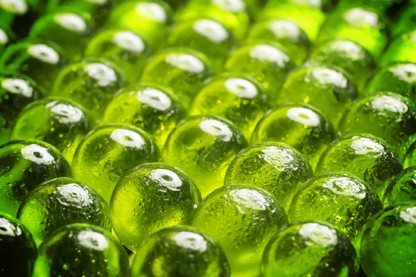 Vihreä lasi helmiä — kuvapankkivalokuva