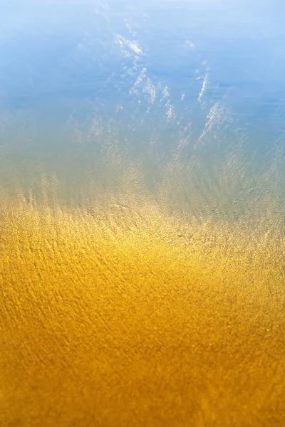 Άμμο και μπλε κύματα — Φωτογραφία Αρχείου