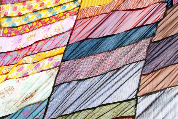 Wielobarwny tkaniny indyjskie. — Zdjęcie stockowe