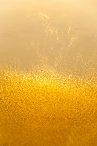 Золотой песок и волны — стоковое фото