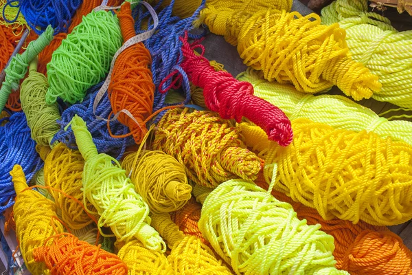 Bobinas hilos multicolores — Foto de Stock