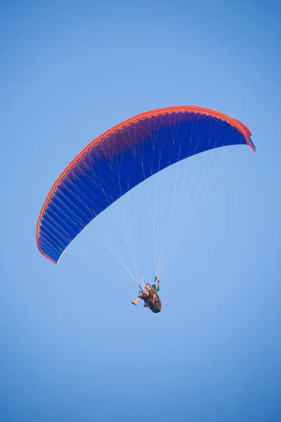 Πετούν με το αλεξίπτωτο πλαγιάς — Φωτογραφία Αρχείου